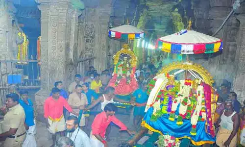 புதுமண்டபத்தில் உலா வந்து எழுந்தருளிய மீனாட்சி அம்மன்-சுந்தரேசுவரர்