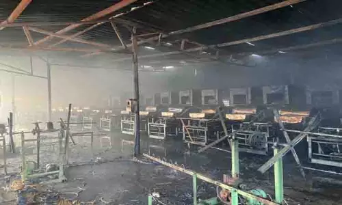 சிவகிரி அருகே தேங்காய் நார் கயிறு திரிக்கும் தொழிற்சாலையில் பயங்கர தீ விபத்து சிவகிரி அருகே தேங்காய் நார் கயிறு திரிக்கும் தொழிற்சாலையில் பயங்கர தீ விபத்து