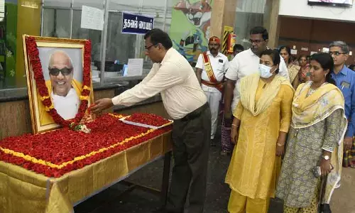 சேலத்தில் கருணாநிதி பிறந்த நாள் அரசு விழாவாக கொண்டாட்டம் உருவப்படத்துக்கு மலர் தூவி மரியாதை சேலத்தில் கருணாநிதி பிறந்த நாள் அரசு விழாவாக கொண்டாட்டம் உருவப்படத்துக்கு மலர் தூவி மரியாதை