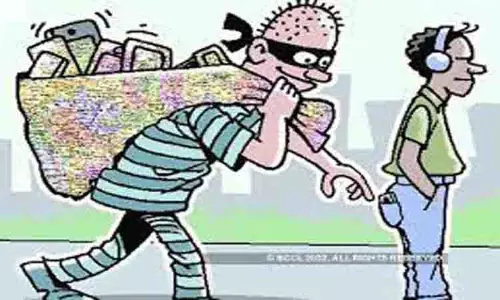 பெருந்துறை அருகே மருந்துக்கடையில் பணம் திருட்டு பெருந்துறை அருகே மருந்துக்கடையில் பணம் திருட்டு