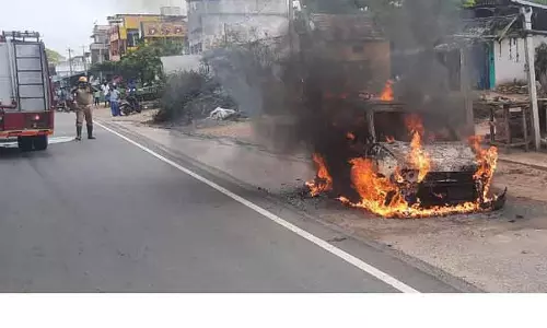 பூசாரிப்பட்டி அருகே ஓடும் காரில் திடீர் தீ பூசாரிப்பட்டி அருகே ஓடும் காரில் திடீர் தீ