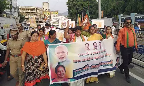 மத்திய அரசின் 8-வது ஆண்டு நிறைவு விழா:  சேலத்தில் பா.ஜ.க. மகளிர் அணியினர் ஊர்வலம்