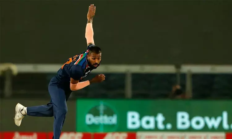 ஹர்திக் பாண்டியாவால் எத்தனை போட்டிகளில் 4 ஓவர்கள் பந்துவீச முடியும் ? - முன்னாள் வீரர் கேள்வி