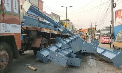 திருவள்ளூர்: லாரியில் இருந்து கீழே விழுந்த ராட்சத தூண்கள்; அதிர்ஷ்டவசமாக உயிர் தப்பிய வாகன ஓட்டிகள் திருவள்ளூர்: லாரியில் இருந்து கீழே விழுந்த ராட்சத தூண்கள்; அதிர்ஷ்டவசமாக உயிர் தப்பிய வாகன ஓட்டிகள்