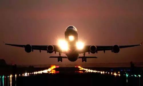 சென்னை விமான நிலையத்தில் சிங்கப்பூா் விமானத்தில் திடீர் எந்திரக்கோளாறு - 104 பேர் உயிர் தப்பினர் சென்னை விமான நிலையத்தில் சிங்கப்பூா் விமானத்தில் திடீர் எந்திரக்கோளாறு - 104 பேர் உயிர் தப்பினர்