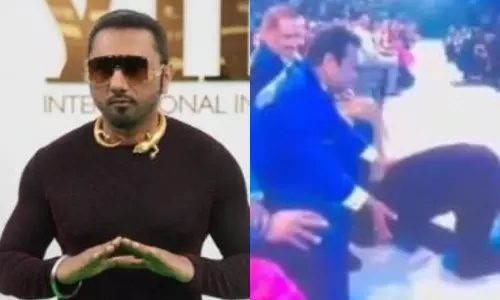 ஏ.ஆர். ரகுமான் காலில் விழுந்து ஆசி பெற்ற ராப் பாடகர்; வைரலான வீடியோ ஏ.ஆர். ரகுமான் காலில் விழுந்து ஆசி பெற்ற ராப் பாடகர்; வைரலான வீடியோ