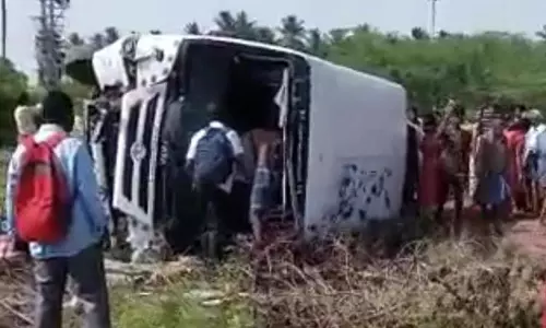 அன்னூர் அருகே சுற்றுலா வேன் கவிழ்ந்து விபத்து - 10 பேர் காயம்...!