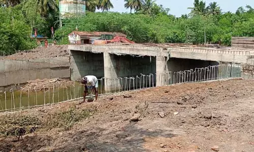 வடபாதிமங்கலத்தில் பாலம் கட்டும் பணிகள் மும்முரம்