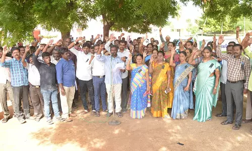 திண்டுக்கல்லில் ஆசிரியர்கள் கருப்பு பேட்ஜ் அணிந்து ஆர்ப்பாட்டம் திண்டுக்கல்லில் ஆசிரியர்கள் கருப்பு பேட்ஜ் அணிந்து ஆர்ப்பாட்டம்