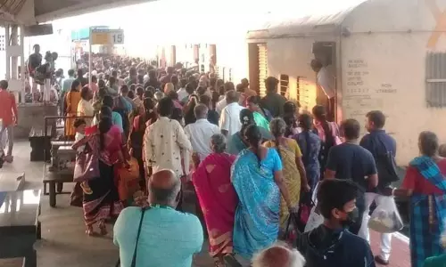 திருச்செந்தூர் ரெயிலில் அலைமோதும் பயணிகள் கூட்டம்
