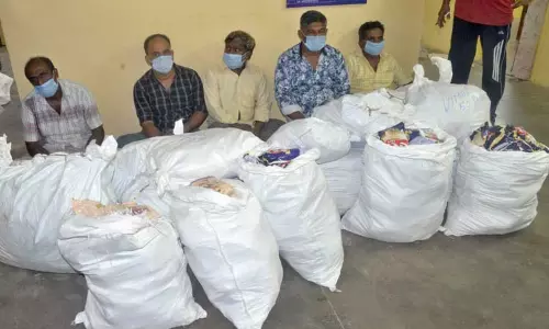 கார்களில் புகையிலை பொருட்கள் கடத்தி வந்த 6 பேர் கைது