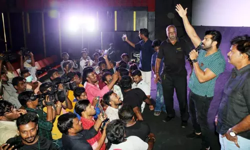 கோவையில் ரசிகர்கள் முன்பு தோன்றிய நடிகர் அருண் விஜய்