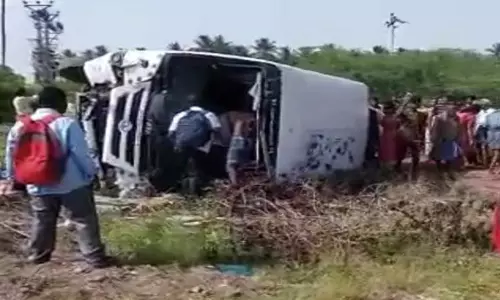 சுற்றுலா வேன் கவிழ்ந்து 10 பேர் படுகாயம்