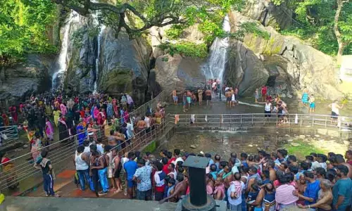 குற்றாலத்தில் குவிந்த சுற்றுலா பயணிகள்