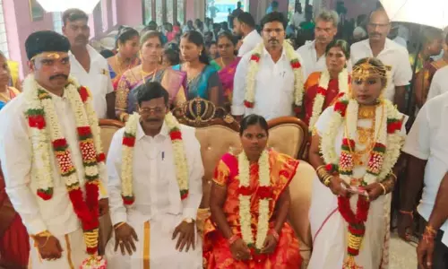 தந்தையின் மெழுகு சிலை முன்பு நடந்த மகளின் திருமணம் தந்தையின் மெழுகு சிலை முன்பு நடந்த மகளின் திருமணம்