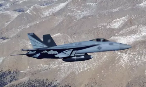 அமெரிக்காவில் போர் விமானம் விழுந்து நொறுங்கியது - விமானி பலி