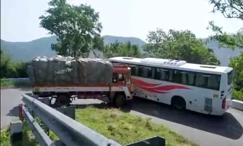 திம்பம் மலைப்பாதையில் லாரி பழுது; போக்குவரத்து பாதிப்பு