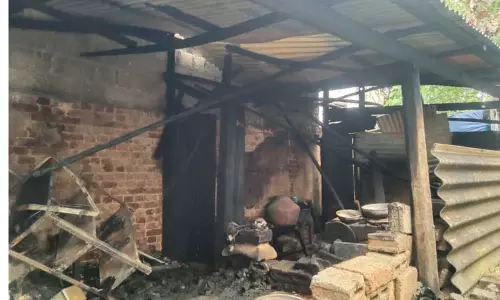 வீட்டில் தீ விபத்து வீட்டில் தீ விபத்து