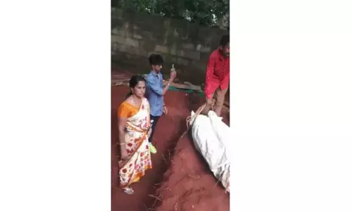 புதைக்கப்பட்ட உடலை 18 நாட்களுக்கு பின்பு தோண்டி எடுத்த உறவினர்கள் புதைக்கப்பட்ட உடலை 18 நாட்களுக்கு பின்பு தோண்டி எடுத்த உறவினர்கள்