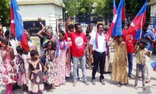 ஈரோடு கலெக்டர் அலுவலகம் முன்பு விடுதலை சிறுத்தைகள் கட்சியினர் ஆர்ப்பாட்டம்