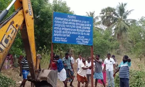 திருவள்ளூர்: 50 கோடி ரூபாய் மதிப்புள்ள ஆக்கிரமிப்பு நிலம் மீட்பு திருவள்ளூர்: 50 கோடி ரூபாய் மதிப்புள்ள ஆக்கிரமிப்பு நிலம் மீட்பு