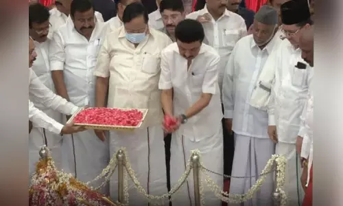 காயிதே மில்லத் நினைவிடத்தில் முதல்-அமைச்சர் மு.க.ஸ்டாலின் மரியாதை காயிதே மில்லத் நினைவிடத்தில் முதல்-அமைச்சர் மு.க.ஸ்டாலின் மரியாதை