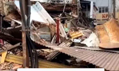 மதுரையில் 70 ஆண்டுகள் பழமையான கட்டடம் தீடிரென இடிந்து விழுந்தது...! மதுரையில் 70 ஆண்டுகள் பழமையான கட்டடம் தீடிரென இடிந்து விழுந்தது...!