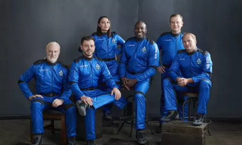 ப்ளூ ஆர்ஜின் ராக்கெட்டில் விண்வெளி சுற்றுலா - 10 நிமிடங்கள் விண்வெளியில் பயணித்த குழு..!!