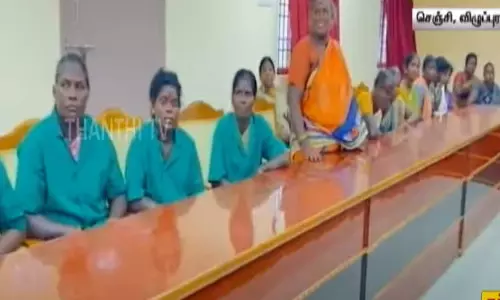 துப்புரவு பணியாளர்களை கவுன்சிலர் இருக்கையில் அமரவைத்து குறைகளை கேட்ட பேரூராட்சித்தலைவர்