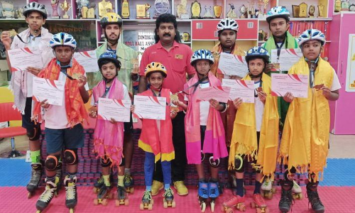 கின்னஸ் சாதனை படைத்த மாணவர்களுக்கு பாராட்டு