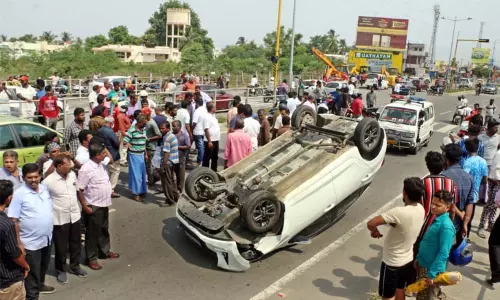விபத்தில் தலைகுப்புற கவிழ்ந்த கார் - 2 பேர் காயம்...! விபத்தில் தலைகுப்புற கவிழ்ந்த கார் - 2 பேர் காயம்...!