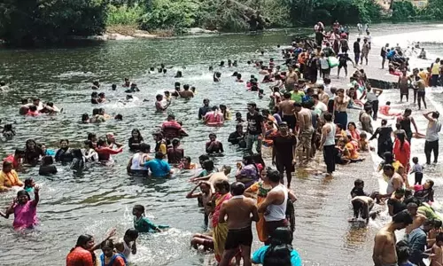 ஆழியாறு தடுப்பணையில் தடையை மீறி குளித்து மகிழும் சுற்றுலா ஆழியாறு தடுப்பணையில் தடையை மீறி குளித்து மகிழும் சுற்றுலா