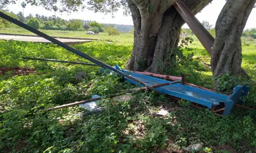 பூங்காவில் சேதமடைந்து கிடக்கும் விளையாட்டு உபகரணங்கள் பூங்காவில் சேதமடைந்து கிடக்கும் விளையாட்டு உபகரணங்கள்