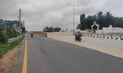 வழிகாட்டி பலகை இல்லாததால் 3 கிமீ சுற்றி வாகனஓட்டிகள் அவதி வழிகாட்டி பலகை இல்லாததால் 3 கிமீ சுற்றி வாகனஓட்டிகள் அவதி