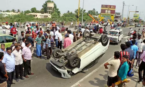 நடுரோட்டில் தலைகுப்புற கவிழ்ந்த கார் நடுரோட்டில் தலைகுப்புற கவிழ்ந்த கார்