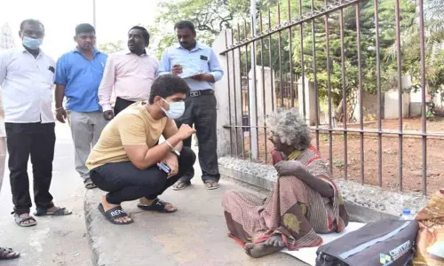 நடைபாதையில் இருந்த மூதாட்டியிடம் நலம் விசாரித்த ஆணையாளர்