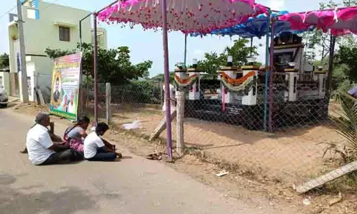 ராணுவ வீரர் மணிமண்டபம் முன்பு குழந்தைகளுடன் மனைவி போராட்டம் ராணுவ வீரர் மணிமண்டபம் முன்பு குழந்தைகளுடன் மனைவி போராட்டம்