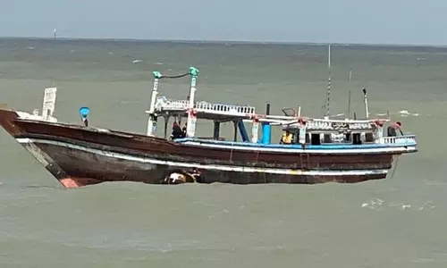 பாகிஸ்தானிய படகில் இருந்து கடலில் வீசிய ரூ.200 கோடி மதிப்பிலான போதை பொருள் பறிமுதல்