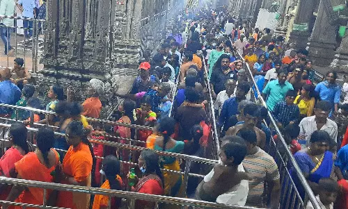 ராமேசுவரம் கோவிலில் குவிந்த பக்தர்கள் ராமேசுவரம் கோவிலில் குவிந்த பக்தர்கள்