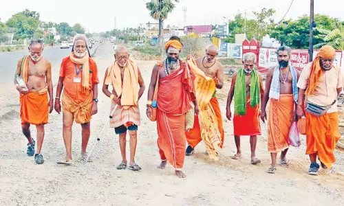 ராமேசுவரத்தில் இருந்து காசிக்கு பாதயாத்திரை ெசல்லும் பக்தர்கள் ராமேசுவரத்தில் இருந்து காசிக்கு பாதயாத்திரை ெசல்லும் பக்தர்கள்
