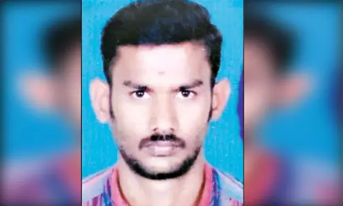 போலீசாரிடம் இருந்து தப்பிய கஞ்சா வியாபாரி வேன் மோதி பலி