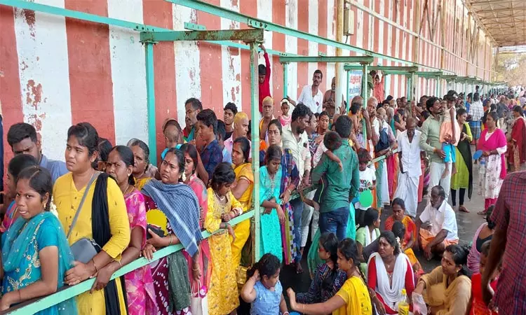 திருச்செந்தூர் முருகன் கோவிலில் குவிந்த பக்தர்கள்; சுமார் 7 மணி நேரம் காத்து நின்று சாமி தரிசனம்..! திருச்செந்தூர் முருகன் கோவிலில் குவிந்த பக்தர்கள்; சுமார் 7 மணி நேரம் காத்து நின்று சாமி தரிசனம்..!