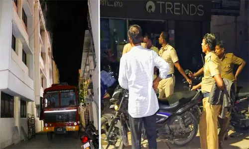 வேலூர்: தனியார் காப்பீட்டு நிறுவன அலுவலகத்தில் திடீர் தீ விபத்து வேலூர்: தனியார் காப்பீட்டு நிறுவன அலுவலகத்தில் திடீர் தீ விபத்து