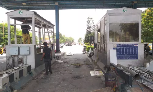 சோழிங்கநல்லூரில் சுங்கச்சாவடி கூடாரங்கள் அகற்றம்