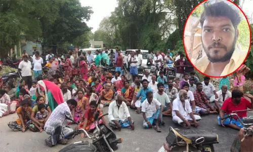 விபத்தில் வாலிபர் பலி: தகவல் தெரிவிக்காத போலீசாரை கண்டித்து உறவினர்கள் சாலை மறியல் விபத்தில் வாலிபர் பலி: தகவல் தெரிவிக்காத போலீசாரை கண்டித்து உறவினர்கள் சாலை மறியல்