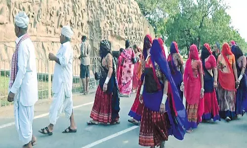 மாமல்லபுரத்தில் குவிந்த வடமாநில சுற்றுலா பயணிகள்