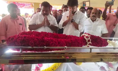 செல்வப்பெருந்தகை எம்.எல்.ஏ. சகோதரர் மறைவு: உதயநிதி ஸ்டாலின் நேரில் அஞ்சலி