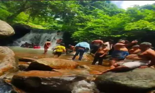 நெய்யருவியில் சுற்றுலா பயணிகள் ஆனந்த குளியல்