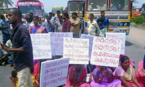 விழுப்புரம் அருகே ஏரி ஆக்கிரமிப்பை அகற்றக்கோரி பொதுமக்கள் சாலை மறியல் விழுப்புரம் அருகே ஏரி ஆக்கிரமிப்பை அகற்றக்கோரி பொதுமக்கள் சாலை மறியல்