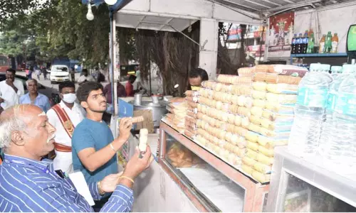 பஸ்நிலைய கடைகளில் மாநகராட்சி ஆணையாளர் திடீர் ஆய்வு